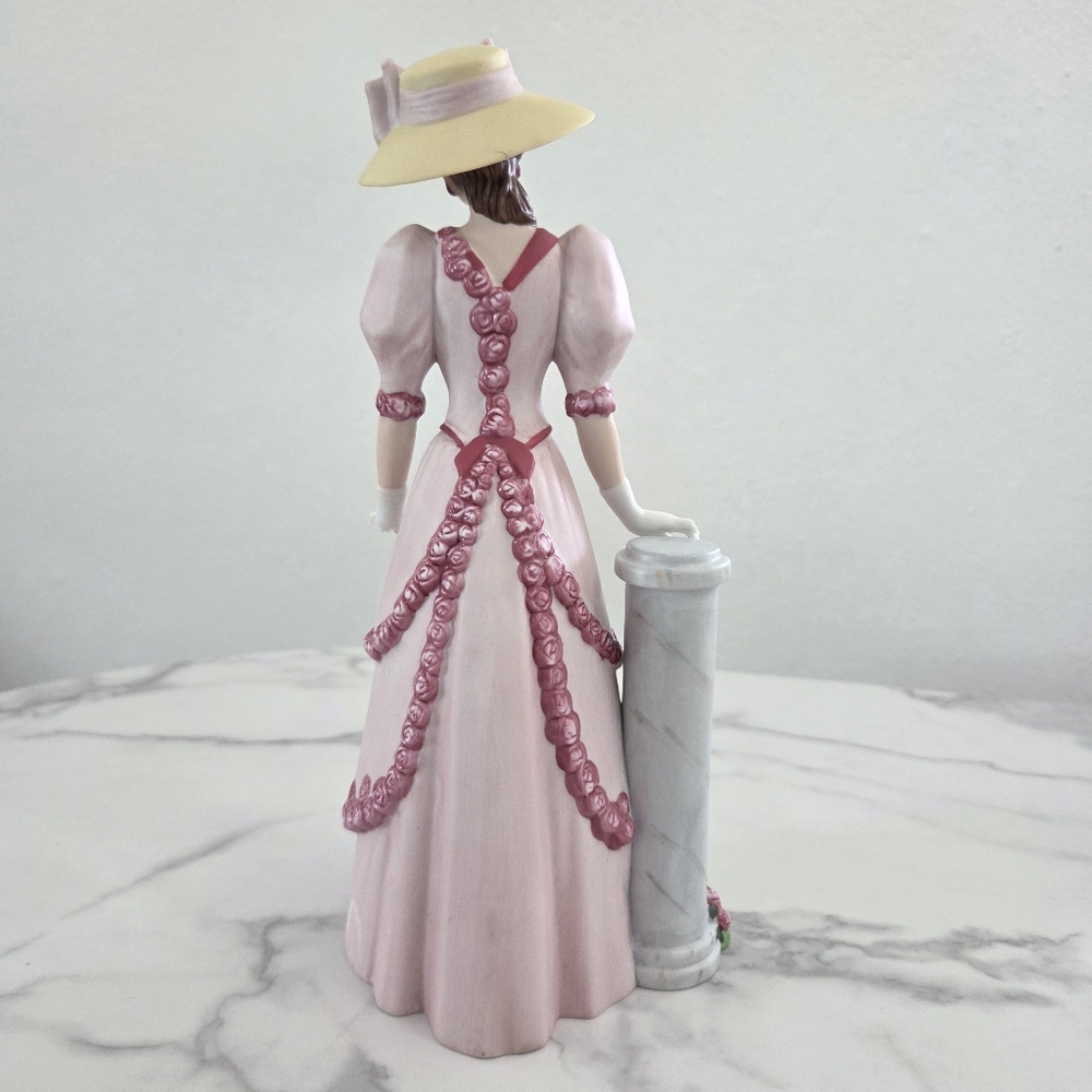 Avon Mrs. Albee 2015 Figurine Collectors Edition - Picture 6 of 16
